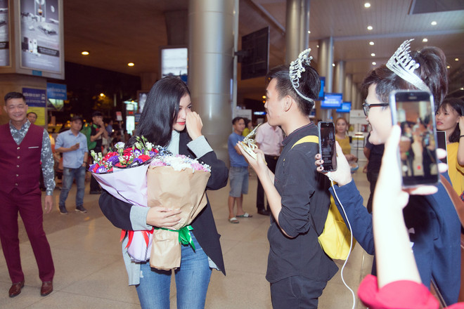 Miss Grand International: Kiều Loan bật khóc giữa sân bay ngày trở về ảnh 3