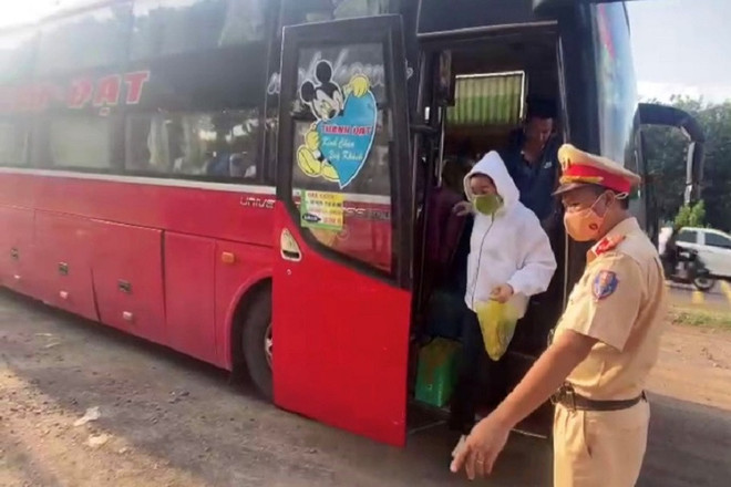 Đồng Nai: Chở quá 21 người, tài xế và chủ xe bị phạt 21 triệu đồng ảnh 1