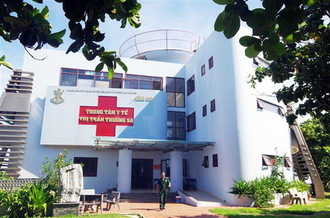 Trung tâm Y tế Trường Sa cấp cứu ngư dân bị tai nạn lao động trên biển ảnh 1