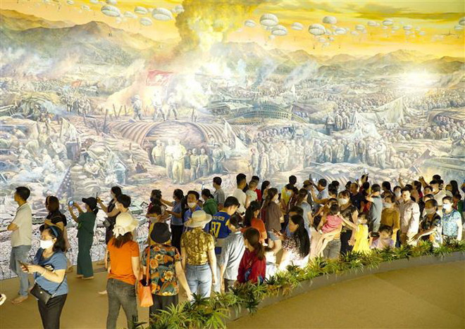 Đông đảo du khách tham quan bức tranh panorama Chiến dịch Điện Biên Phủ. (Ảnh: Xuân Tư/TTXVN) Bức tranh panorama về Chiến dịch Điện Biên Phủ hút khách du lịch ảnh 1