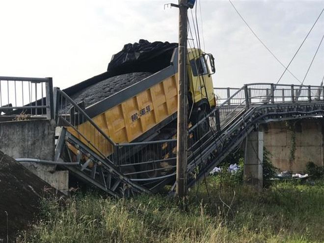 Long An: Cầu dây văng Bình Phong Thạnh bị sập do quá tải trọng ảnh 1