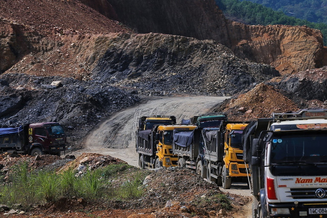 Hòa Bình: Người dân bức xúc vì xe tải chở đất sét gây ô nhiễm ảnh 2