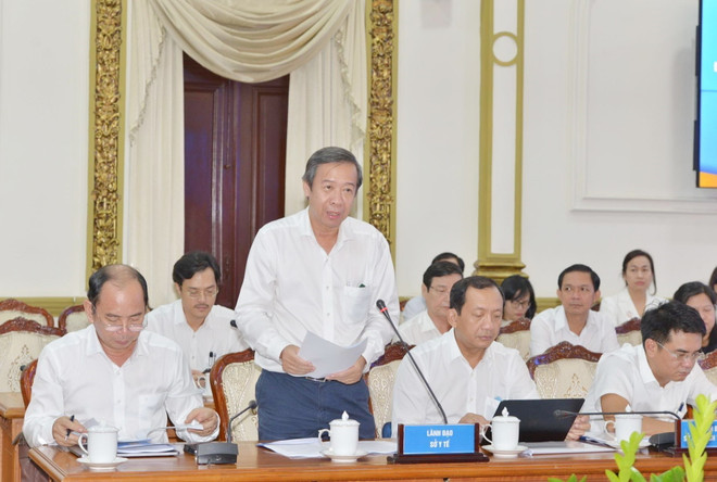 Ông Nguyễn Văn Vĩnh Châu, Phó Giám đốc Sở Y tế Thành phố Hồ Chí Minh báo cáo tình hình phát triển y tế cơ sở. (Ảnh: Đinh Hằng/TTXVN) Y tế cơ sở TP.HCM loay hoay với bài toán thu hút nguồn nhân lực ảnh 2