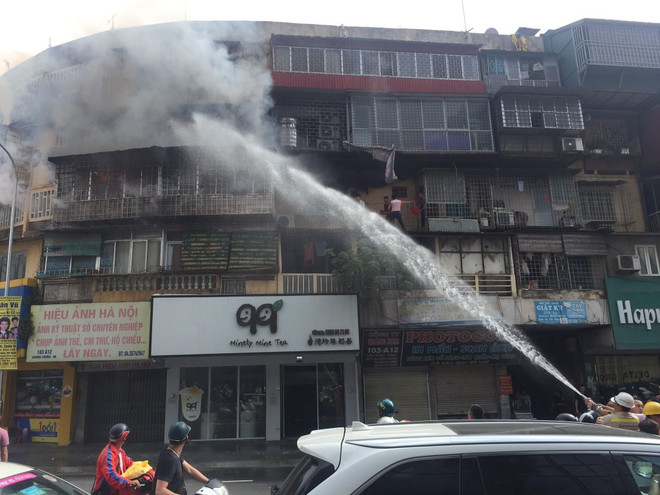 Cháy căn hộ tập thể cũ trên phố Tôn Thất Tùng, khói bốc nghi ngút ảnh 2