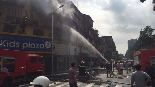 Cháy căn hộ tập thể cũ trên phố Tôn Thất Tùng, khói bốc nghi ngút ảnh 4