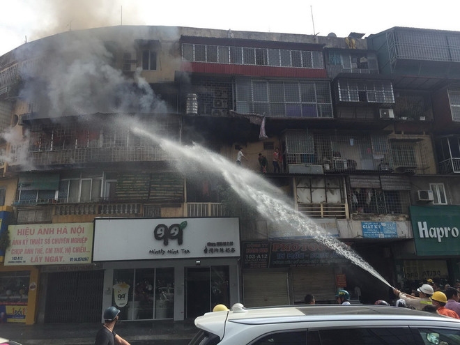 Cháy căn hộ tập thể cũ trên phố Tôn Thất Tùng, khói bốc nghi ngút ảnh 1