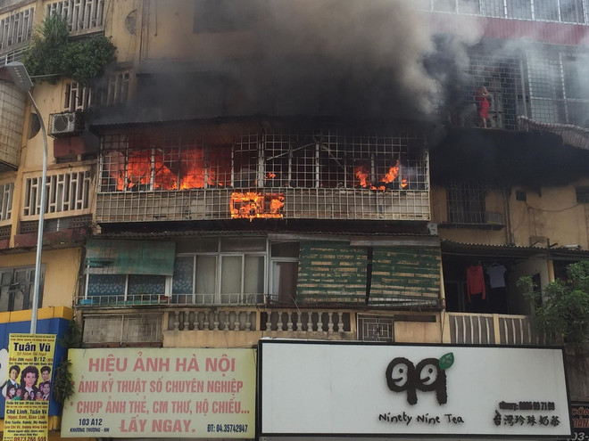 Cháy căn hộ tập thể cũ trên phố Tôn Thất Tùng, khói bốc nghi ngút ảnh 3