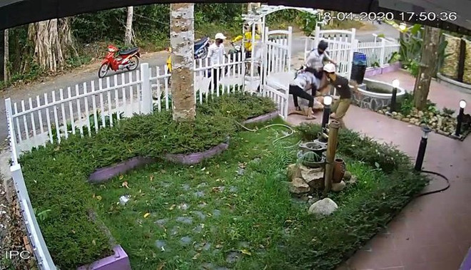Nhóm thanh niên hành hung anh P. (Ảnh trích xuất từ camera). Bình Thuận: Nhóm thanh niên la lối, hành hung quản lý khu du lịch ảnh 1