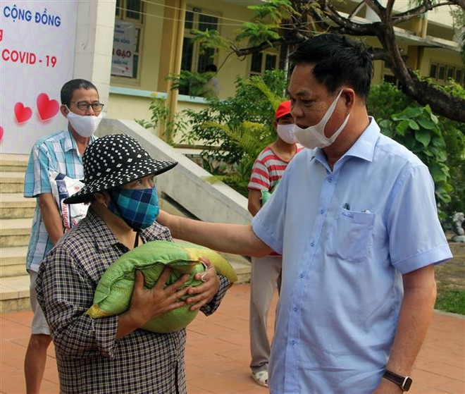 Ông Huỳnh Tấn Việt, Bí thư Tỉnh ủy Phú Yên tham gia phát gạo cho người nghèo. (Ảnh: Xuân Triệu/TTXVN) Học sinh làm 'ATM gạo' giúp đỡ người nghèo bớt khó khăn do COVID-19 ảnh 2