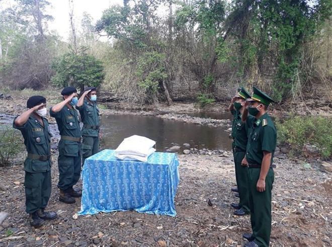 Bộ đội biên phòng Đắk Nông tặng gạo cho lực lượng bảo vệ biên giới Vương quốc Campuchia. (Ảnh: TTXVN) Bộ đội Biên phòng Đắk Nông tặng 2 tấn gạo cho hộ nghèo vùng biên ảnh 1