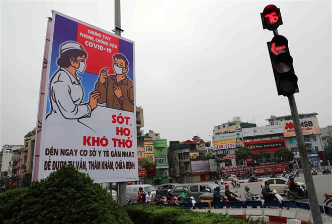 Tranh cổ động tấm lớn về phòng chống COVID-19. (Ảnh minh họa: Thanh Tùng/TTXVN) Triển lãm tranh cổ động về Ngày Giải phóng miền Nam và chống COVID-19 ảnh 1