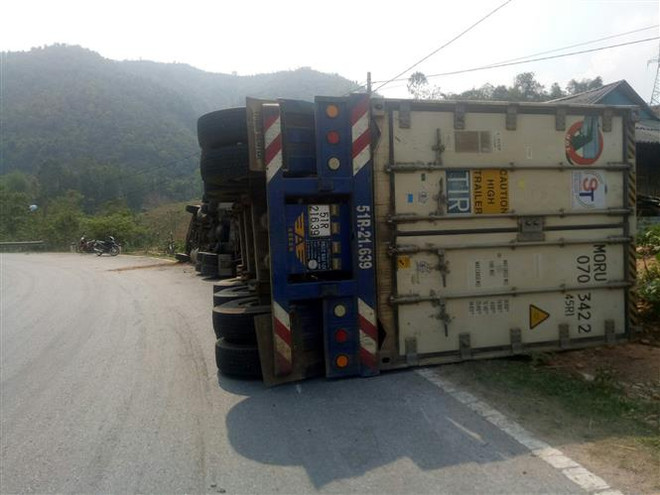 Hiện trường vụ tai nạn. (Ảnh: Phan Tuấn Anh/TTXVN) Điện Biên: Xe đầu kéo container bị lật khi vào cua, tài xế bị thương ảnh 1