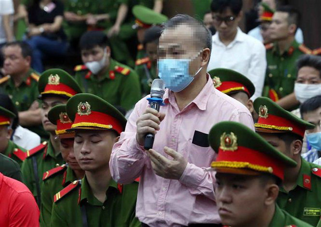 Bị cáo Vũ Hồng Nam, cựu Đại sứ Việt Nam tại Nhật Bản khai báo trước tòa. (Ảnh: Phạm Kiên/TTXVN) Phần thẩm vấn tại phiên tòa xét xử sơ thẩm vụ 'chuyến bay giải cứu' ảnh 1
