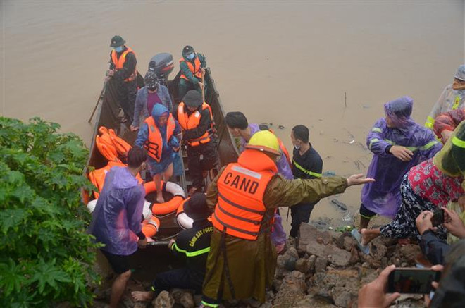 Gia Lai: Nhiều nơi chìm trong biển nước, hàng trăm hộ dân mắc kẹt ảnh 2