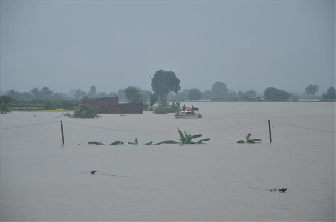 Gia Lai: Nhiều nơi chìm trong biển nước, hàng trăm hộ dân mắc kẹt ảnh 1