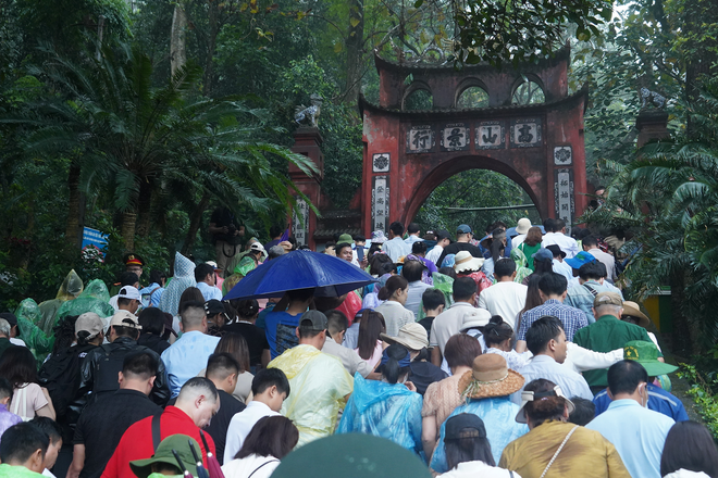 Người dân khởi hành từ sân Trung tâm Lễ hội Đền Hùng qua Nghi môn, đền Hạ, đền Trung lên đền Thượng. (Ảnh: Việt Anh/Vietnam+) vnp_6.png