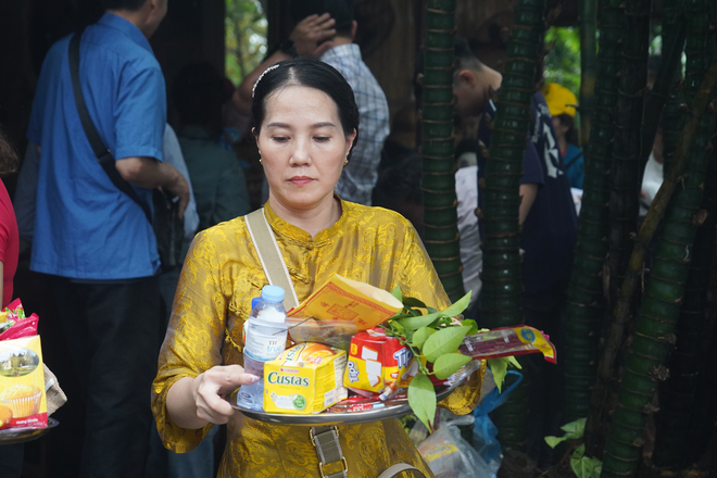 Người dân sửa soạn lễ vật để dâng cúng các vị Vua Hùng. (Ảnh: Việt Anh/Vietnam+) vnp_9.png