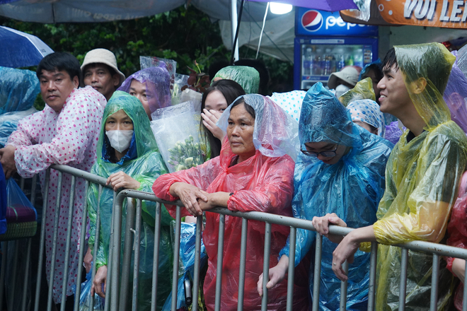 Bất chấp thời tiết đầu giờ sáng nay có mưa nặng hạt và gây không ít khó khăn cho việc di chuyển về dâng hương, tuy nhiên rất nhiều người dân từ khắp mọi miền Tổ quốc đã cùng đổ về Đền Hùng, chờ giờ mở cửa thắp nén hương thơm. (Ảnh: Việt Anh/Vietnam+) vnp_2.png