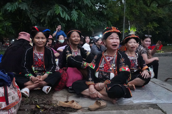 Bà Nguyễn Thị Tuyên (ngoài cùng bên trái) cùng đoàn hành hương 8 người dân tộc Dao (Tuyên Quang) ngồi chờ đến giờ hành hương. (Ảnh: Việt Anh/Vietnam+) vnp_tuyen.png