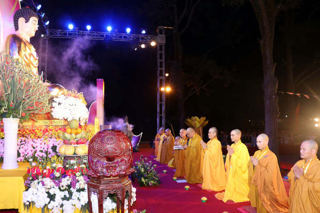 Thực hiện nghi lễ truyền đăng. (Ảnh: Mạnh Tú/TTXVN) Hải Dương: Lễ Liên Hoa Hội Thượng nguyện cầu quốc thái dân an ảnh 1