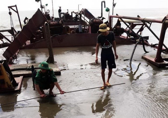 Bắt giữ phương tiện khai thác cát trái phép trên biển Cần Giờ ảnh 1