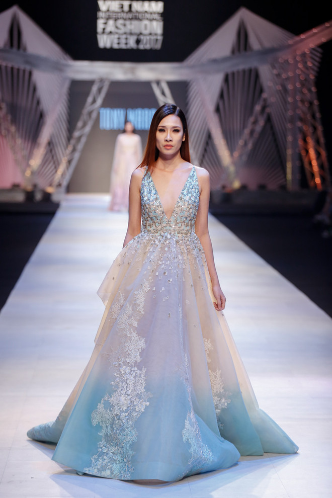 Quyền lực phái đẹp trong bộ sưu tập Houte Couture của Tony Ward ảnh 4