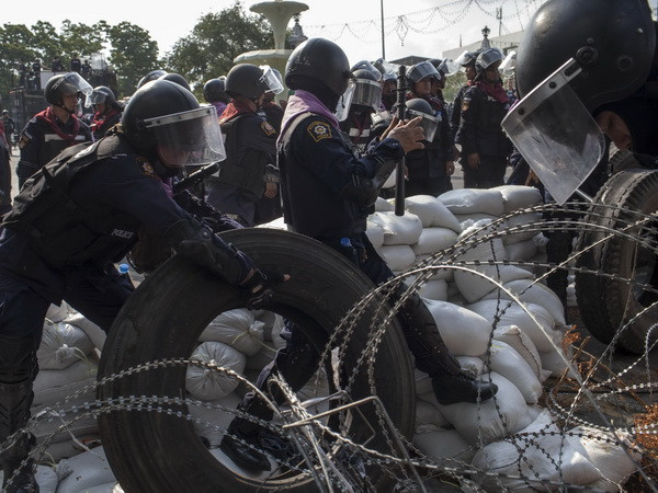 Cảnh sát Thái quyết giành lại 5 điểm biểu tình ở Bangkok ảnh 1