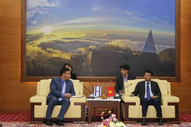 Chủ tịch UBND tỉnh Lào Cai Đặng Xuân Phong trao đổi ý tưởng hợp tác trong tương lai với ngài Nadav Eshcar - Đại sứ Israel tại Việt Nam. (Nguồn: Laocai.gov.vn) Lào Cai tạo điều kiện thuận lợi cho doanh nghiệp Israel đến đầu tư ảnh 1