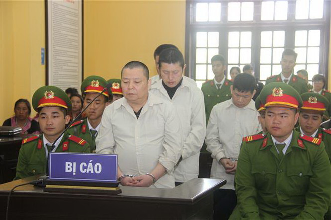 Các bị cáo nghe tuyên án tại phiên tòa. (Ảnh: Thái Thuần/TTXVN) Bốn án tử hình cho các đối tượng mua bán hơn 100kg ma túy ảnh 1