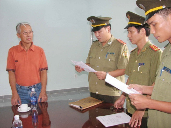 Chiều 18/5/2009, Tổng cục An ninh-Bộ Công an thực hiện quyết định trục xuất đối tượng Nguyễn Văn Bé (57 tuổi, Việt kiều Australia) do đã có hành vi tham gia tổ chức khủng bố Việt Tân, nhập cảnh Việt Nam thực hiện nhiệm vụ khảo sát tuyến, xâm nhập bất hợp pháp qua biên giới Việt Nam-Campuchia, chụp hình Tổng lãnh sự quán Mỹ tại Thành phố Hồ Chí Minh, phục vụ cho kế hoạch khủng bố phá hoại. (Ảnh: Thế Vinh/TTXVN) Những chiêu trò của tổ chức khủng bố Việt Tân có gì mới? ảnh 1