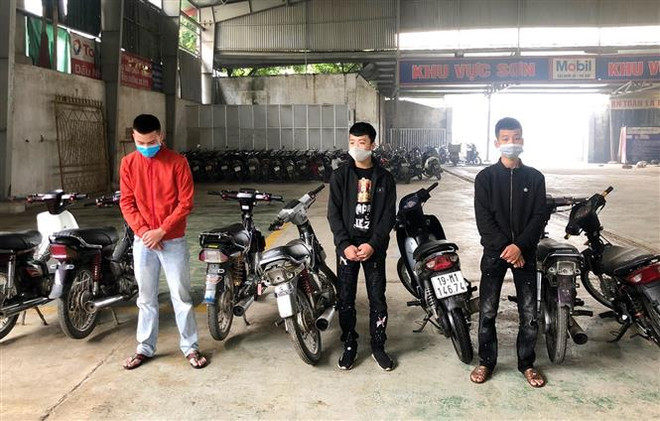 Tang vật và một số đối tượng đua xe bị tạm giữ. (Ảnh: Trung Kiên/TTXVN) Triển khai kế hoạch phòng chống đua xe trái phép trên toàn quốc ảnh 1