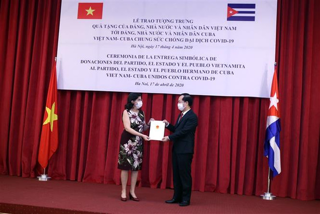 Bộ trưởng Bộ Xây dựng, Thường trực Phân ban Việt Nam trong Ủy ban Liên Chính phủ Việt Nam-Cuba, Phạm Hồng Hà, trao thư của Tổng Bí thư, Chủ tịch nước Nguyễn Phú Trọng cho Đại sứ Cuba tại Việt Nam Lianys Torres. (Ảnh: Danh Lam/TTXVN) Cuba sẵn sàng hợp tác với Việt Nam nghiên cứu thuốc chống COVID-19 ảnh 2
