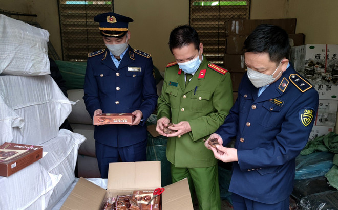 Lào Cai tiêu hủy 4 lô hàng thực phẩm không rõ nguồn gốc, xuất xứ ảnh 1