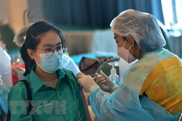 Nhân viên y tế tiêm vaccine phòng COVID-19 cho học sinh tại Bangkok, Thái Lan. (Ảnh: THX/TTXVN) Dịch COVID-19: Thái Lan phát miễn phí 1 triệu bộ xét nghiệm nhanh ảnh 1