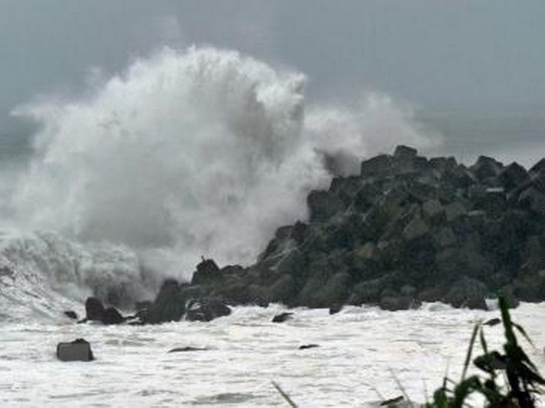 Ảnh minh họa. (Nguồn: Kyodo/TTXVN) Sóng thần ập vào bờ biển Tonga sau vụ phun trào núi lửa ảnh 1