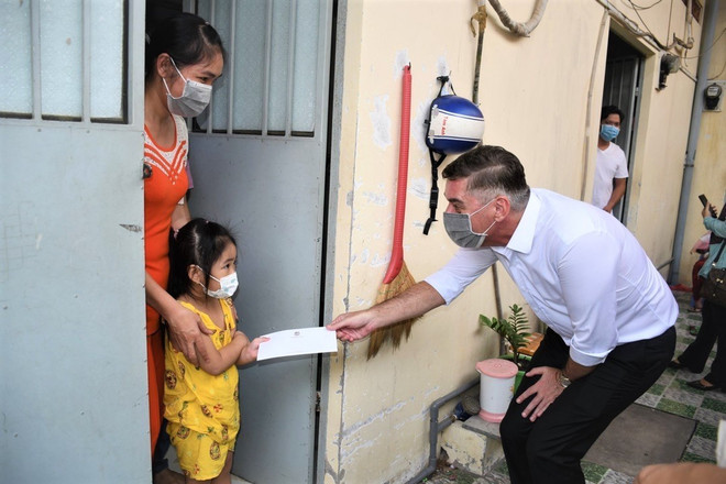 Ông Jason Turnbull - Phó tổng giám đốc kiêm Giám đốc Tài chính Masterise Homes trực tiếp trao quà cho người lao động. Hành trình kiến tạo tương lai tươi sáng vì cộng đồng tại Masterise ảnh 4