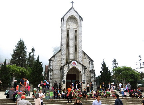 Nhức nhối nạn lợi dụng trẻ em bán hàng rong, chèo kéo du khách ở Sa Pa ảnh 1