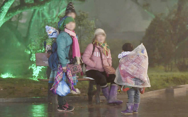 Nhức nhối nạn lợi dụng trẻ em bán hàng rong, chèo kéo du khách ở Sa Pa ảnh 2