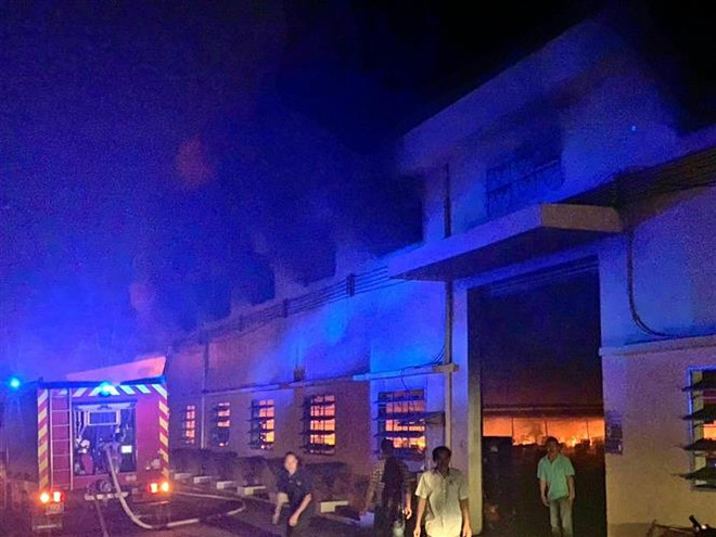 Huy động gần 200 lính cứu hỏa dập tắt đám cháy tại xưởng may giày ảnh 1