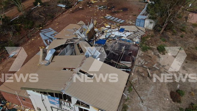 Bão Seroja làm nhiều ngôi nhà bị hư hại. (Nguồn: Thewest.com.au) Bão Seroja hoành hành ở Australia, hàng chục nghìn người bị mất điện ảnh 1