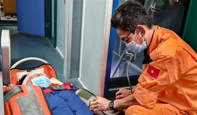 Đà Nẵng: Kịp thời cấp cứu ngư dân bị nạn nguy kịch trên biển ảnh 1