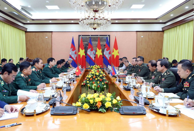 Bộ trưởng Quốc phòng Phan Văn Giang hội đàm với Phó Thủ tướng, Bộ trưởng Bộ Quốc phòng Campuchia Tea Seiha. (Ảnh: An Đăng/TTXVN) ttxvn_hoi dam 1.jpg
