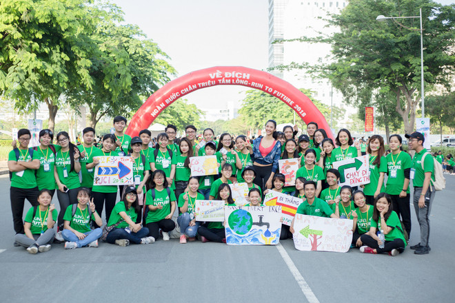 Á hậu Hoàng Thùy vừa chạy bộ vừa ‘khoe’ khả năng tiếng Anh chuẩn ảnh 1