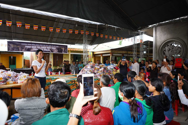 Hoa hậu H’Hen Niê trao quà thiện nguyện cho các hộ nghèo ở Lâm Đồng ảnh 5