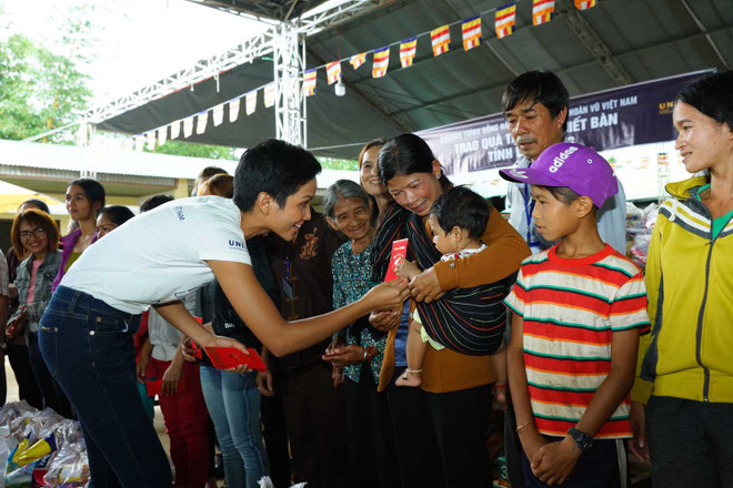 Hoa hậu H’Hen Niê trao quà thiện nguyện cho các hộ nghèo ở Lâm Đồng ảnh 6