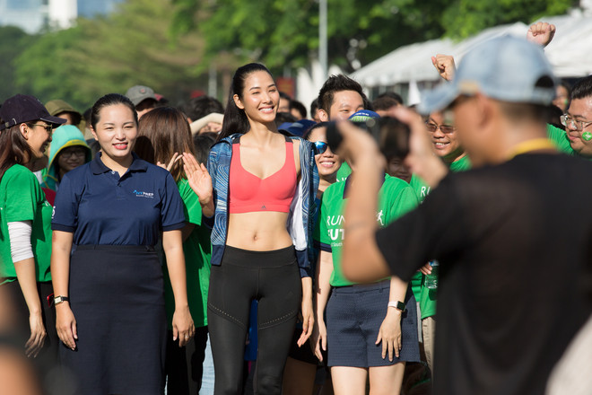 Á hậu Hoàng Thùy vừa chạy bộ vừa ‘khoe’ khả năng tiếng Anh chuẩn ảnh 4