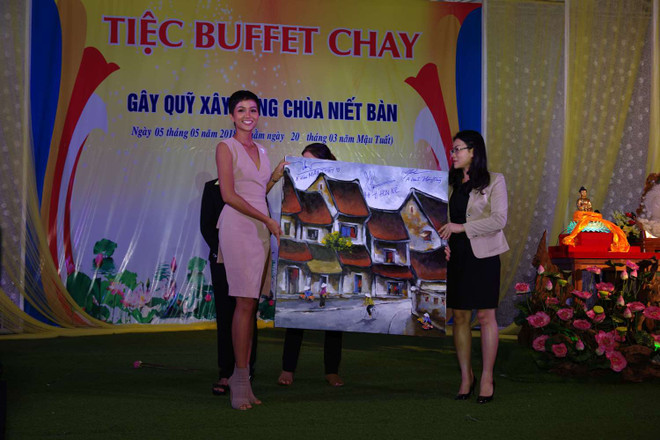 Hoa hậu H’Hen Niê trao quà thiện nguyện cho các hộ nghèo ở Lâm Đồng ảnh 9