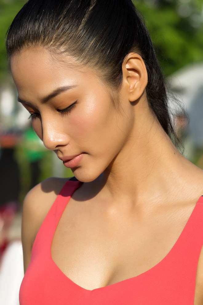 Á hậu Hoàng Thùy vừa chạy bộ vừa ‘khoe’ khả năng tiếng Anh chuẩn ảnh 8