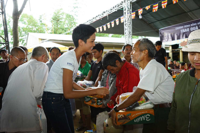 Hoa hậu H’Hen Niê trao quà thiện nguyện cho các hộ nghèo ở Lâm Đồng ảnh 1