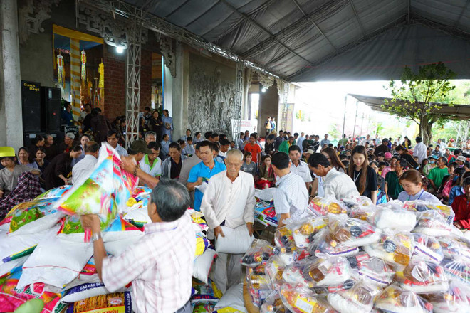 Hoa hậu H’Hen Niê trao quà thiện nguyện cho các hộ nghèo ở Lâm Đồng ảnh 3